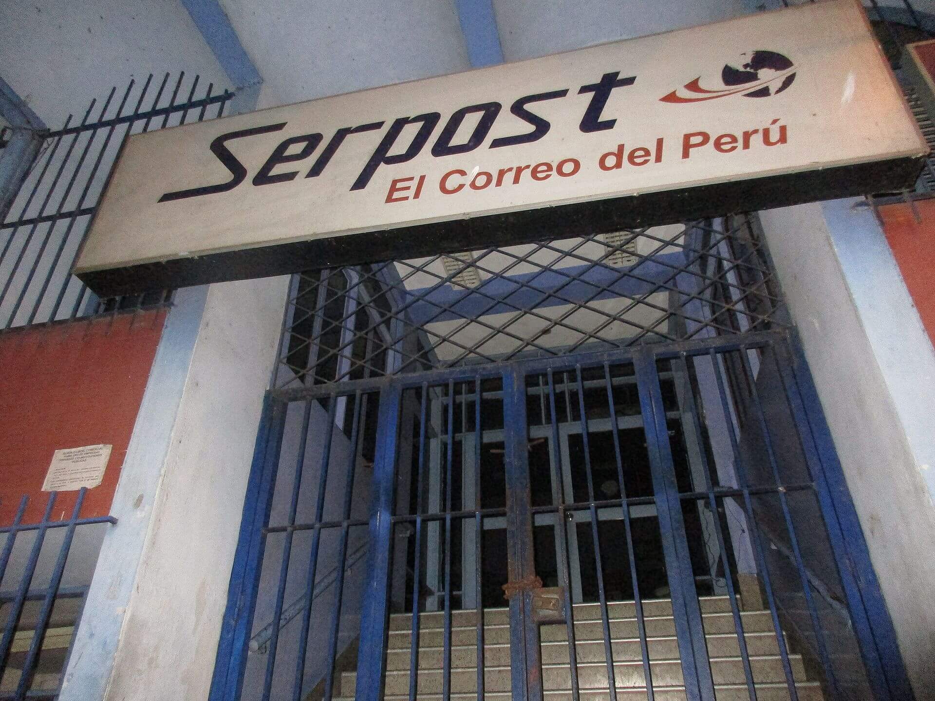 Außenansicht einer SERPOST-Filiale in Iquitos, Peru.
