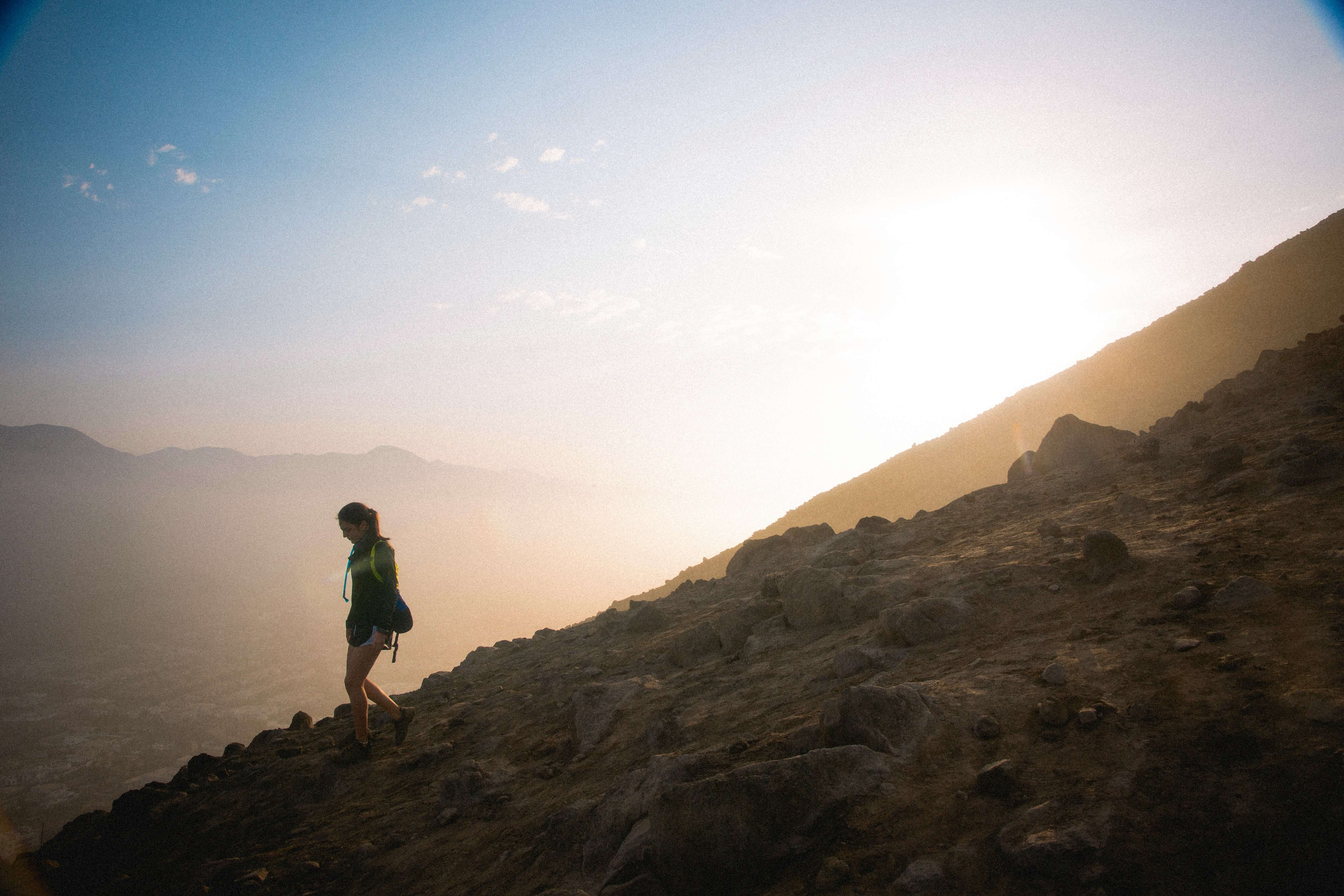 Wanderer beim Sonnenaufgang in den peruanischen Anden.