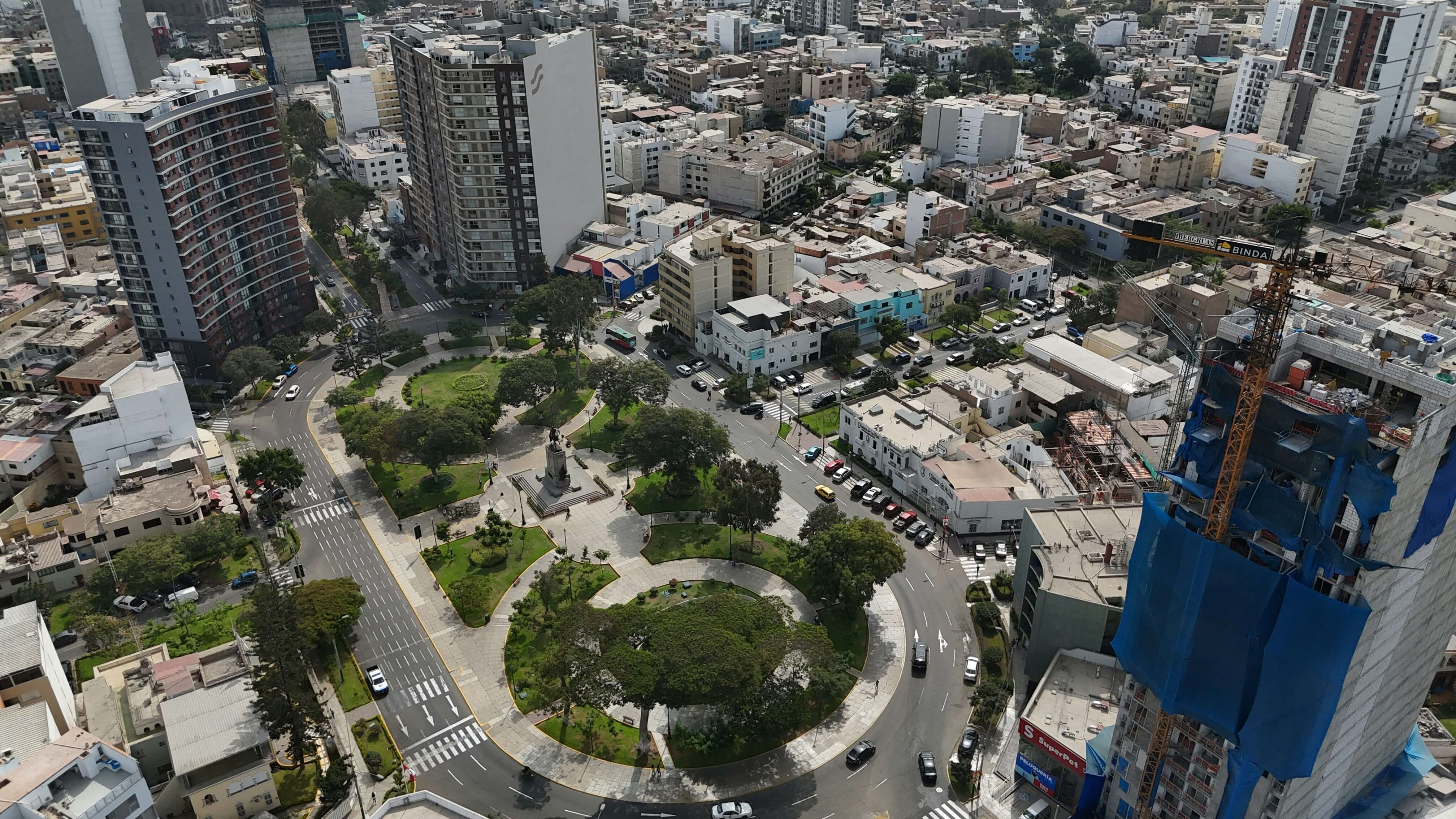 Luftaufnahme über Lima, Peru, mit Stadtpark und Hochhäusern.