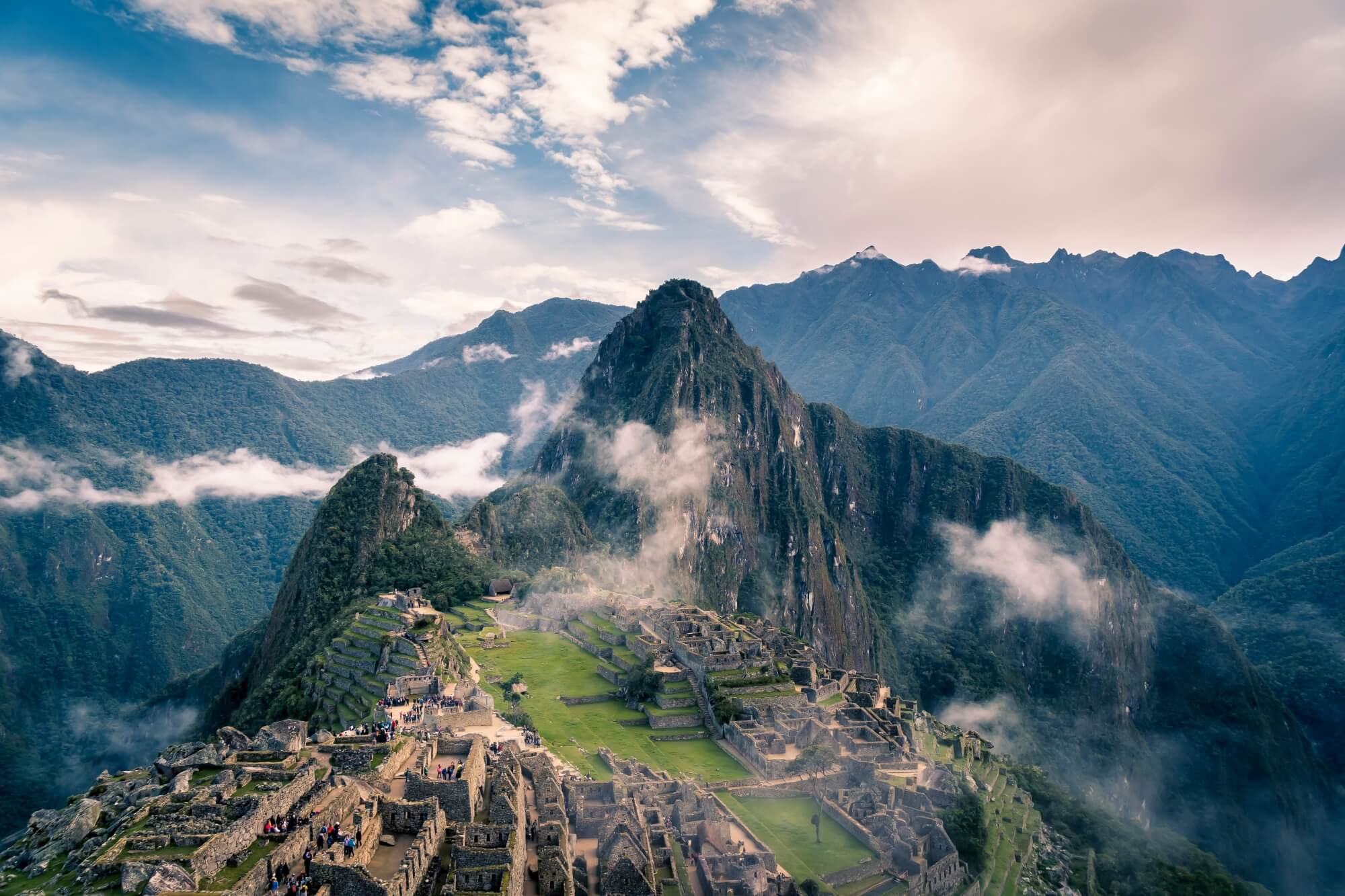 Dramatische Berglandschaft der peruanischen Anden mit Wolken.