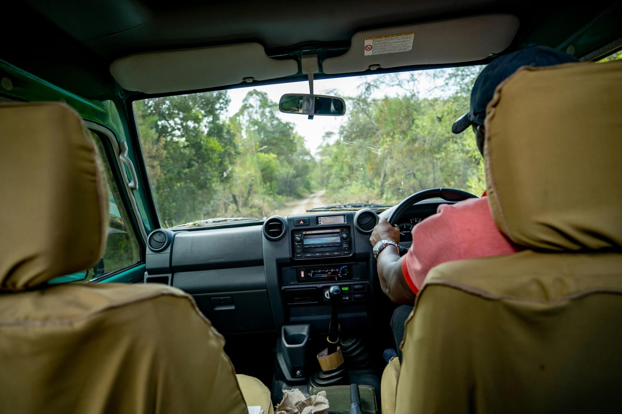 Ein Safari-Jeep in der Savanne von Tansania.