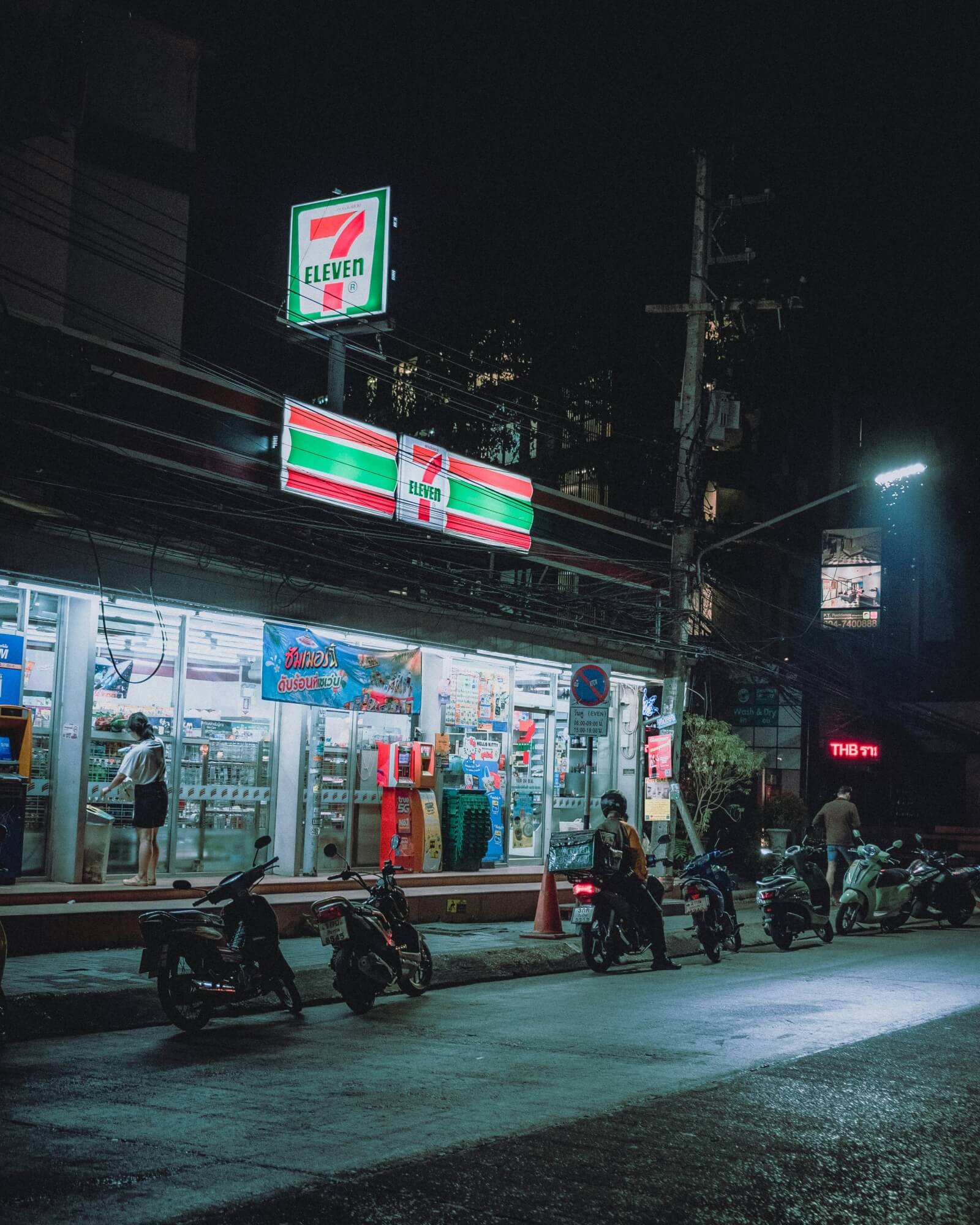 Ein typischer 7-Eleven Store in Thailand bei Nacht.