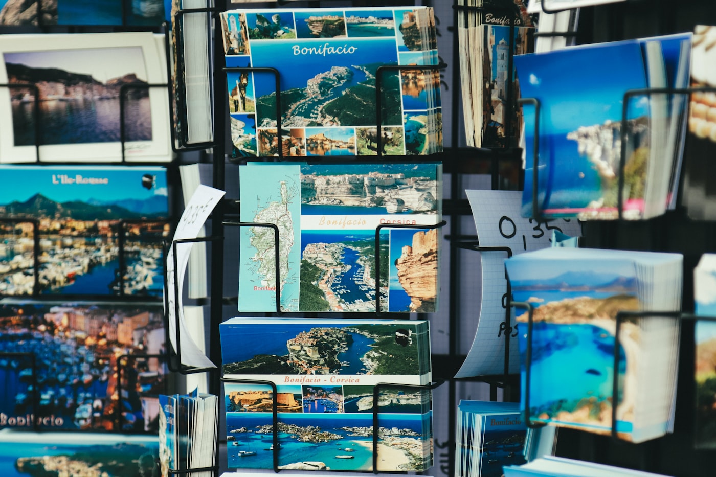 Postkarten auf einem Ständer – Urlaubsgrüße aus aller Welt